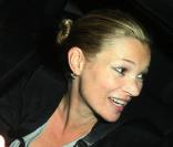 Kate Moss dit aurevoir à son ami Louie Spence avant de quitter le Pineapple Dance Studio à Londres le 29 avril 2010
