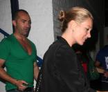 Kate Moss dit aurevoir à son ami Louie Spence avant de quitter le Pineapple Dance Studio à Londres le 29 avril 2010