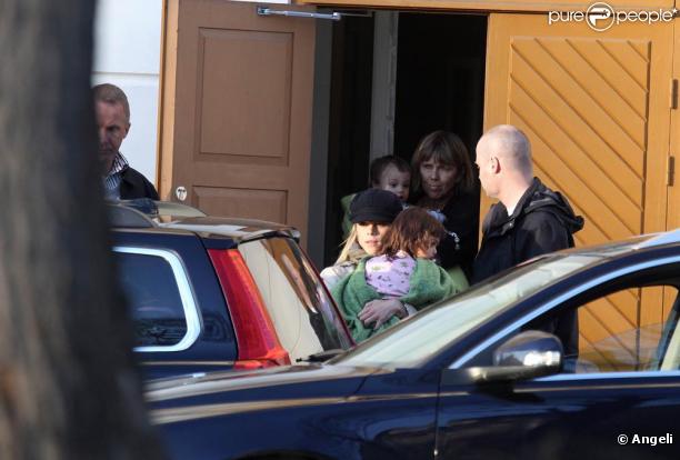 Tiger Woods : si son retour sur les parcours de golf est délicat, la convalescence de sa famille après la révélation de ses liaisons extra-conjugales l'est encore plus... Le 2 mai, sa femme Elin était en Suède avec leurs enfants (photo) 