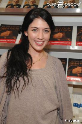 Nolwenn Leroy était au Salon du livre pour soutenir 'Le Livre d'or de l'abbé Pierre'