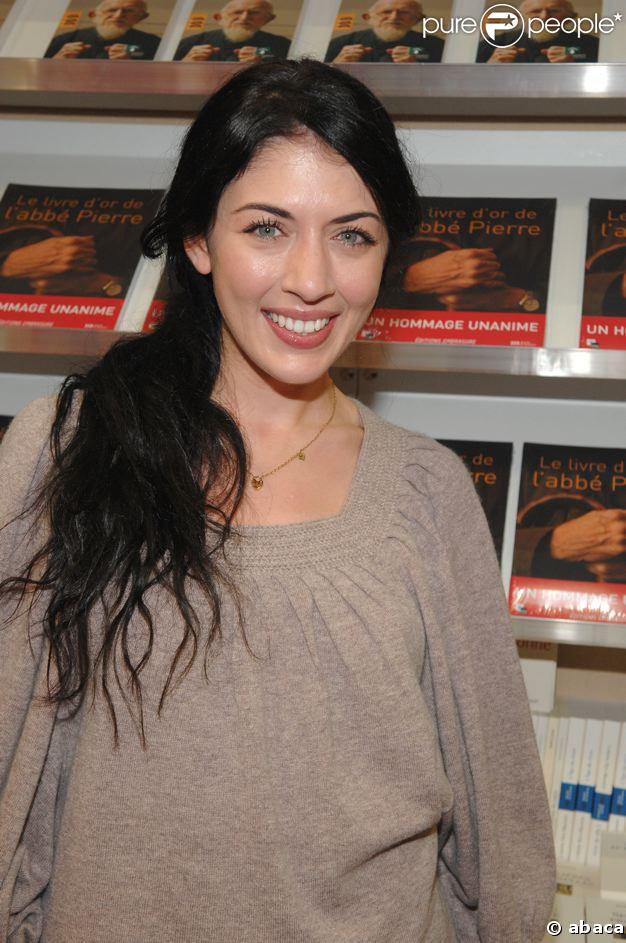 Nolwenn Leroy était au Salon du livre pour soutenir 'Le Livre d'or de l'abbé Pierre'