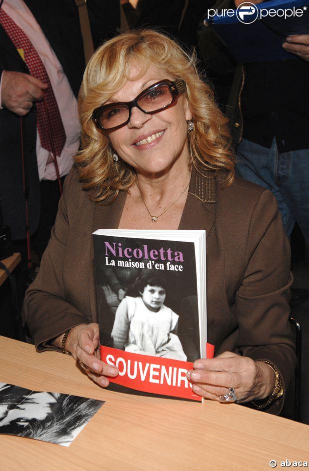 Nicoletta présente son livre 'La Maison d'en face' au Salon du livre