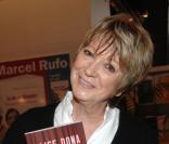 Alice Dona présente 'Chanteuse ou coiffeuse ?' au Salon du livre