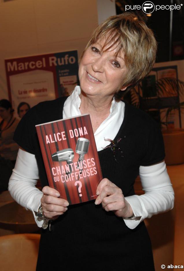 Alice Dona présente 'Chanteuse ou coiffeuse ?' au Salon du livre