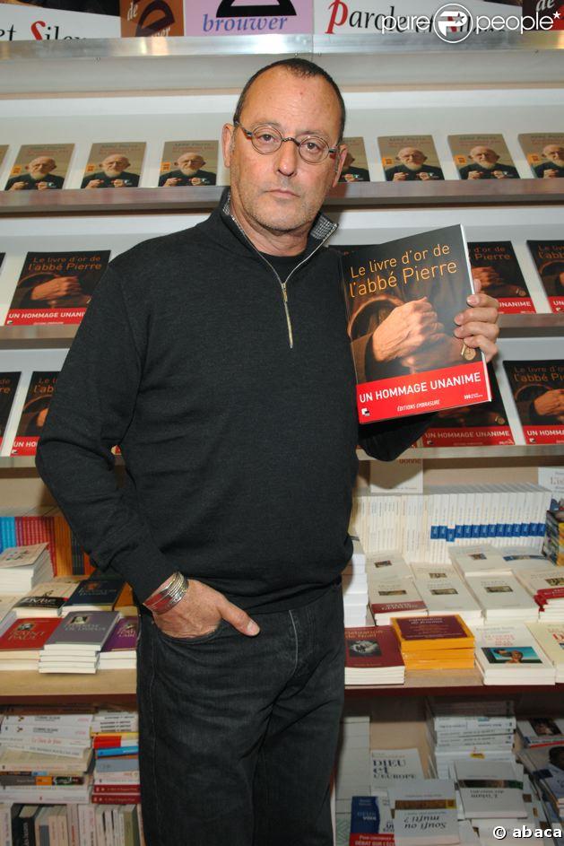 Jean Reno au Salon du livre pour soutenir 'Le Livre d'or de l'abbé Pierre'