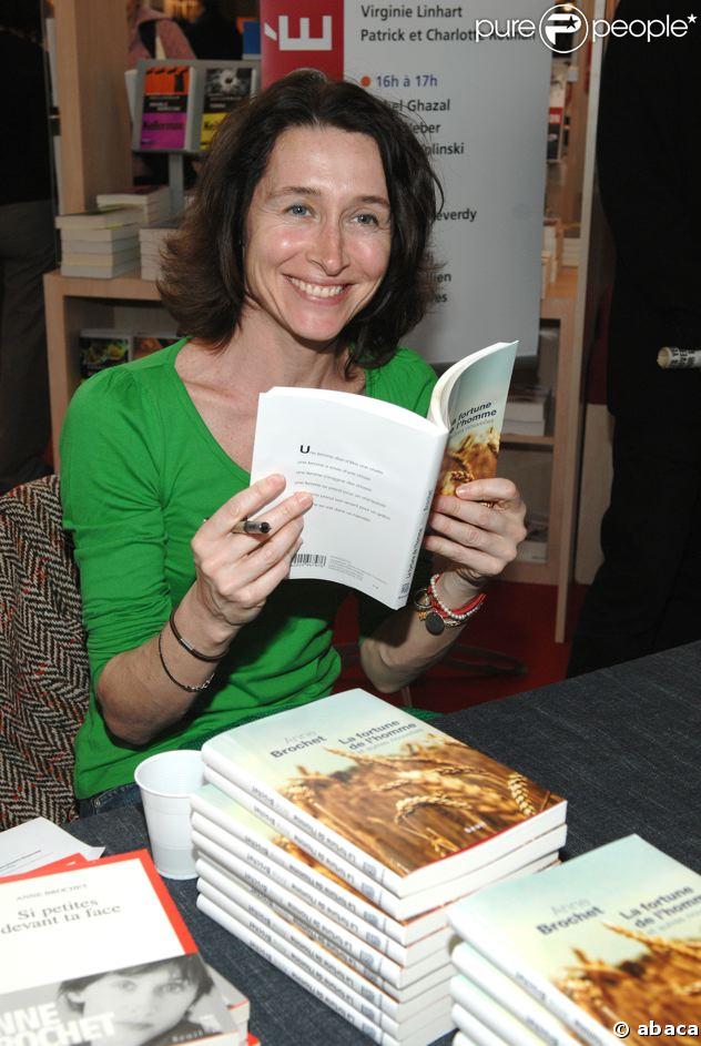 Anne Brochet dédicace 'La Fortune de l'homme et autres nouvelles' au Salon du livre