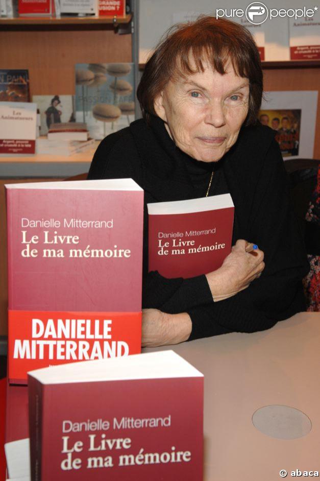 Danielle Mitterrand présente 'Le Livre de ma mémoire' au Salon du livre
