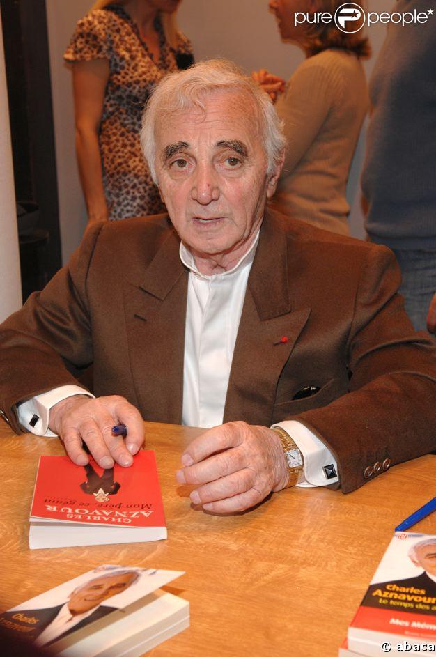 Charles Aznavour dédicace 'Mon père ce géant' au Salon du livre