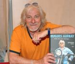 Hugues Aufray présente 'Droit dans mes Santiags...' au Salon du livre
