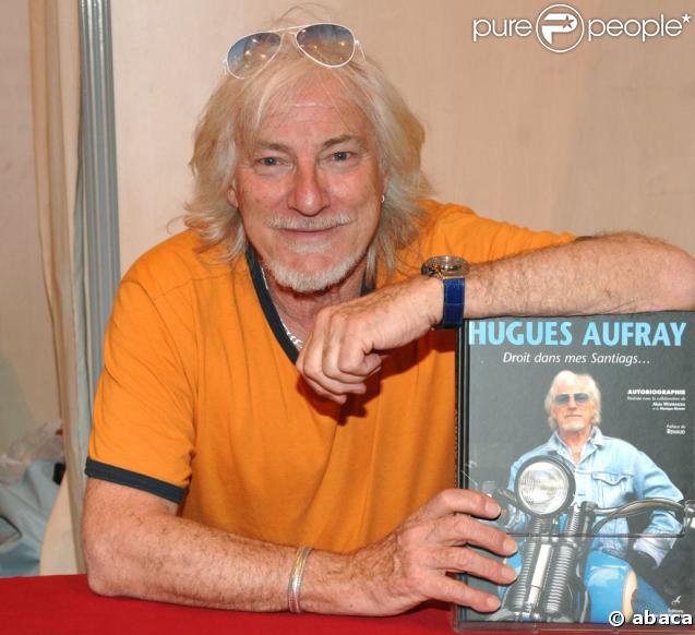 Hugues Aufray présente 'Droit dans mes Santiags...' au Salon du livre