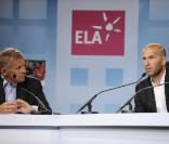 Zinedine Zidane et Patrick Poivre d'Arvor dans un JT Spécial lors de la troisième édition du Prix des Ambassadeurs de l'association Européenne ELA en direct du musée du Quai Branly de Paris le 6 mai 2010