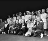 Des acteurs rendent hommage à François Truffaut, décédé en 1984, lors du festival de Cannes en 1985, parmi lesquels Fanny Ardant, Jeanne Moreau, Jean-Pierre Aumont, Gérard Depardieu, Jean-Pierre Léaud, Jacqueline Bisset, Catherine Deneuve, Brigitte F