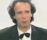 Roberto Benigni est plus qu'heureux lorsqu'il reçoit un prix à Cannes en 1998 pour La vie est belle
