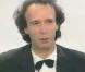 Roberto Benigni est plus qu'heureux lorsqu'il reçoit un prix à Cannes en 1998 pour La vie est belle