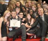 Laurent Cantet pose avec la Palme d'or en 2008 avec les acteurs de son film récompensé, Entre les murs