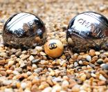 Lundi 10 mai. Place des Lices. La maison CHANEL a organisé une partie de pétanque particulièrement festive.