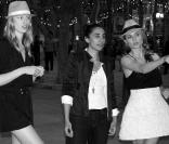 Diane Kruger et Karolina Kurkova en pleine tentative de concentration pour leur partie de pétanque sur la place des Lices. Saint-Tropez, le 10 mai 2010. 