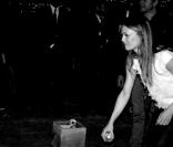 Lundi 10 mai. Place des Lices. La maison CHANEL a organisé une partie de pétanque particulièrement festive. Ici, Vanessa Paradis, très concentrée.  