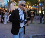 Karl Lagerfeld avec une paire de boules signées CHANEL. Le 10 mai 2010, place des Lices. 