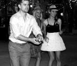 Joshua Jackson et Diane Kruger en pleine partie de pétanque place des Lices à Saint-Tropez. 10 mai 2010.  