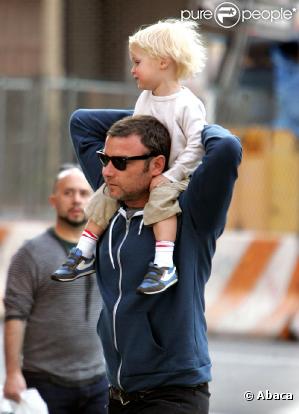 Liev Schreiber prend soin de son fils Sasha en le portant sur ses épaules dans le quartier de Soho à Nex York le 13 mai 2010