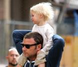 Liev Schreiber prend soin de son fils Sasha en le portant sur ses épaules dans le quartier de Soho à Nex York le 13 mai 2010