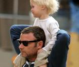 Liev Schreiber prend soin de son fils Sasha en le portant sur ses épaules dans le quartier de Soho à Nex York le 13 mai 2010
