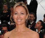 Anne-Sophie Lapix sur le tapis rouge du Festival de Cannes, avant la projection de You Will Meet A Tall Dark Stranger, de Woody Allen, le 15 mai 2010