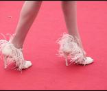 Les chaussures à plumes Paule Ka, de Frédérique Bel, sur le tapis rouge du Festival de Cannes, avant la projection de You Will Meet A Tall Dark Stranger, de Woody Allen, el 15 mai 2010 