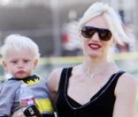 Gwen Stefani cache de nouveau son ventre pendant que ses fistons se prennent... pour Batman !