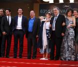 Stephen Frears avec Tamsin Greig, Dominic Cooper et Luke Evans lors du tapis rouge du film Tamara Drewe présenté au festival de Cannes le 18 mai 2010