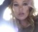 Kate Moss dévoile ses nouvelles robes tout en transparence, c'est divin !