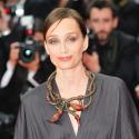 La maîtresse de cérémonie cannoise Kristin Scott Thomas, prise au piège entre Jeremy Irons et Emile Hirsch !