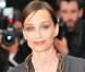 La maîtresse de cérémonie cannoise Kristin Scott Thomas, prise au piège entre Jeremy Irons et Emile Hirsch !