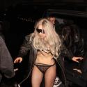Lady Gaga : A moitié nue en pleine rue, elle n'a jamais été aussi trash !