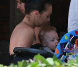 Lilly Kerssenberg et le petit Amadeus en vacances à Miami, mai 2010