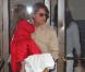 Tom Cruise et Katie Holmes sortent d'un spectacle, à Broadway. Suri Cruise est à leurs côtés, et porte ses chaussures à talons ! Mai 2010