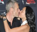 Lambert Wilson embrasse Sandra Zeitoun, à l\'occasion de la grande soirée du label AZ, qui s\'est tenue au VIP Room Theatre, à Paris, le 3 juin 2010.