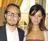Lorànt Deutsch reçoit la grande médaille de Vermeil de la Ville de Paris le 4 juin 2010 : il pose fièrement avec sa femme Marie-Julie Baup 