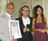 Lorànt Deutsch reçoit la grande médaille de Vermeil de la Ville de Paris  le 4 juin 2010 en présence du maire Bertrand Delanoë et Marie-Julie  Baup, l'épouse de Lorànt Deutsch