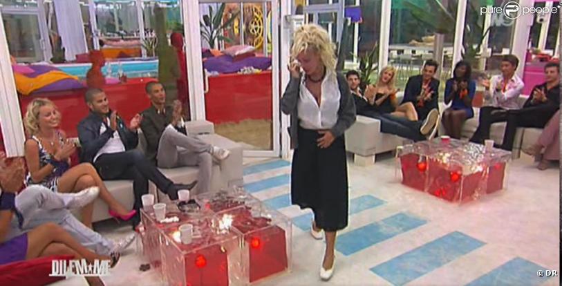 Cindy est anéantie de ne pas pouvoir ses vêtements et de ne plus avoir ses produits de beauté