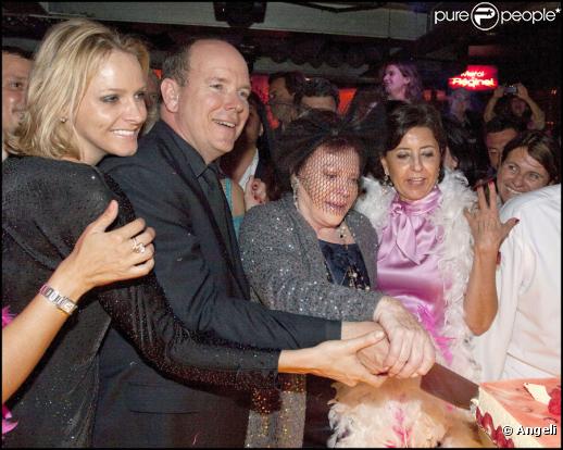 Régine fête les 40 ans du Jimmy'z et ses deux fois 40 ans avec le prince Albert et sa compagne Charlene Wittstock  ! Le 4 juin 2010, à Monte-Carlo.