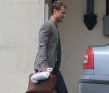 Jude Law à Londres, avant d'emmener sa tribu prendre le train pour Paris.