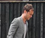 Jude Law à Londres, avant d'emmener sa tribu prendre le train pour Paris.