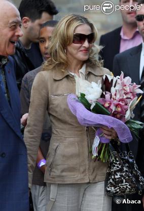 Madonna arrive à The New School (11 juin 2010, UK)