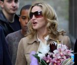 Madonna arrive à The New School (11 juin 2010, UK)