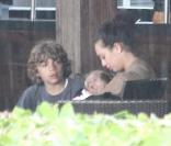 Boris Becker, son épouse Lilly, Amadeus et Elias, ont été surpris par l'orage, à Miami. Elias est heureux de passer du temps avec son petit frère ! 