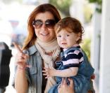 Mardi 15 juin, Alyson Hannigan se promène dans les rues de Los Angeles avec sa petite Satyana, âgée de 15 mois.