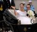 Samedi 19 juin 2010, la princesse héritière Victoria de Suède et le roturier Daniel Westling se sont mariés. Après une cérémonie émouvante en la cathédrale Storkyrkan, à Stockholm, leur cortège a traversé la ville jusqu'au palais royal.