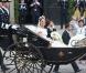 Samedi 19 juin 2010, la princesse héritière Victoria de Suède et le roturier Daniel Westling se sont mariés. Après une cérémonie émouvante en la cathédrale Storkyrkan, à Stockholm, leur cortège a traversé la ville jusqu'au palais royal.